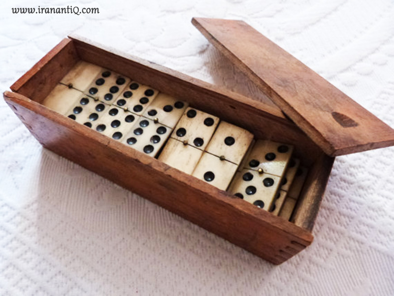 دومینویی از جنس عاج ، جعبه از چوب آبنوس ، مربوط به سال 1800 میلادی
