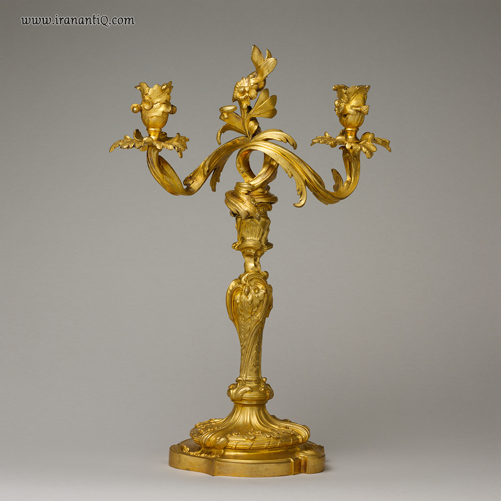 شمعدان دو شاخه پایه بلند ، برنز ، آب طلا کاری شده ، فرانسه ، 55-1745 میلادی ، محل نگهداری : موزه متروپولیتن