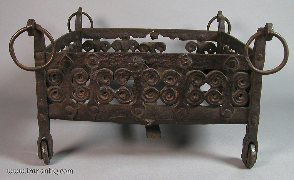 منقلی آهنی ، مربوط به قرن 13 میلادی ، اسپانیا ، محل نگهداری : موزه متروپولیتن