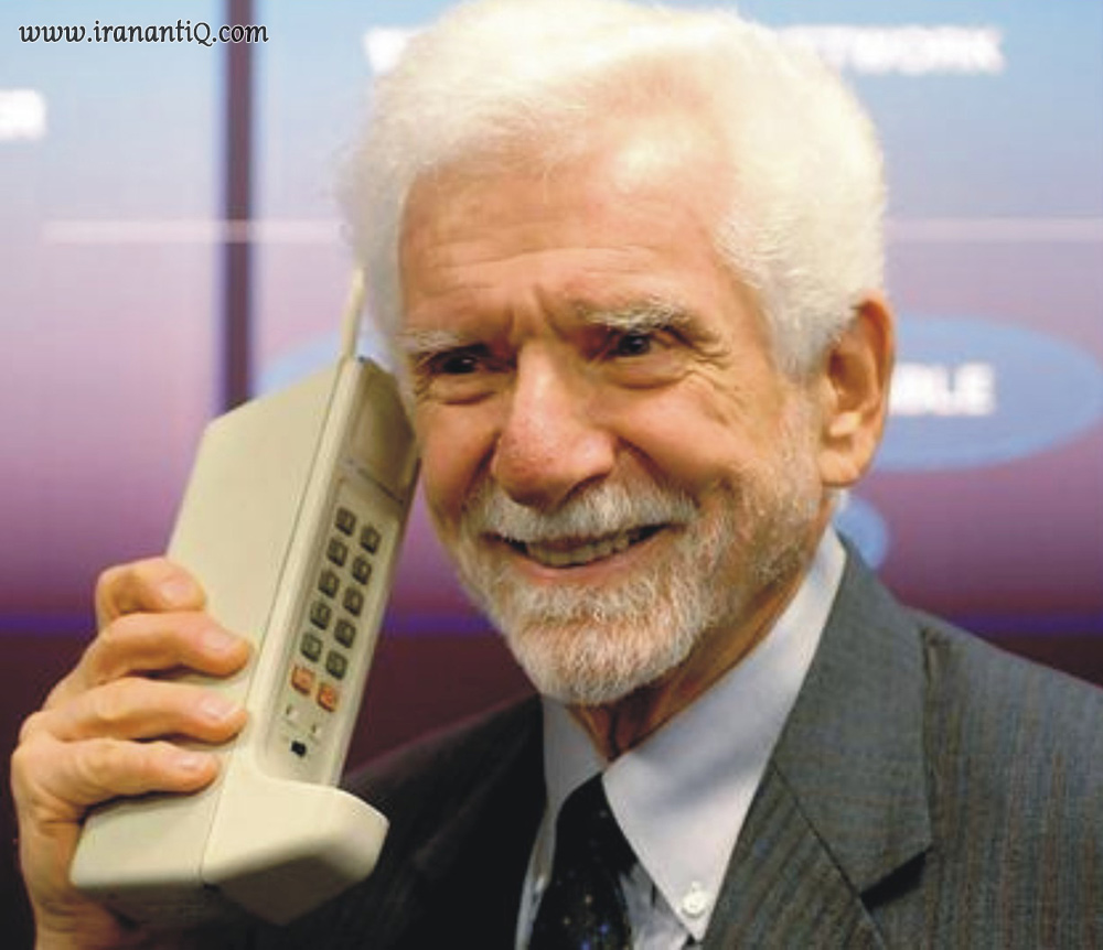 مارتین کوپر به همراه تلفن همراهی که اختراع کرد