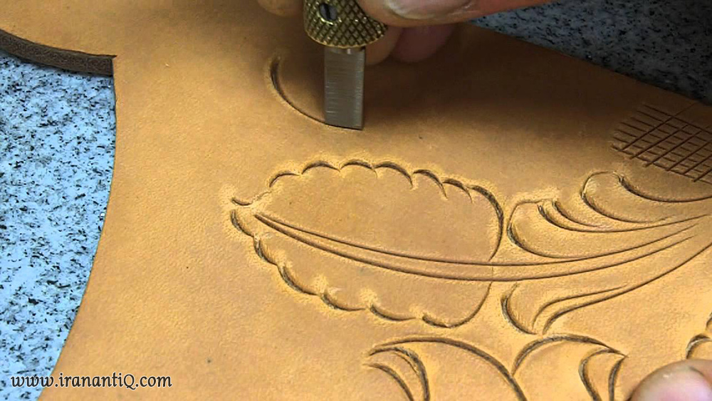 حکاکی نقش بر روی چرم با استفاده از قلم فولادی