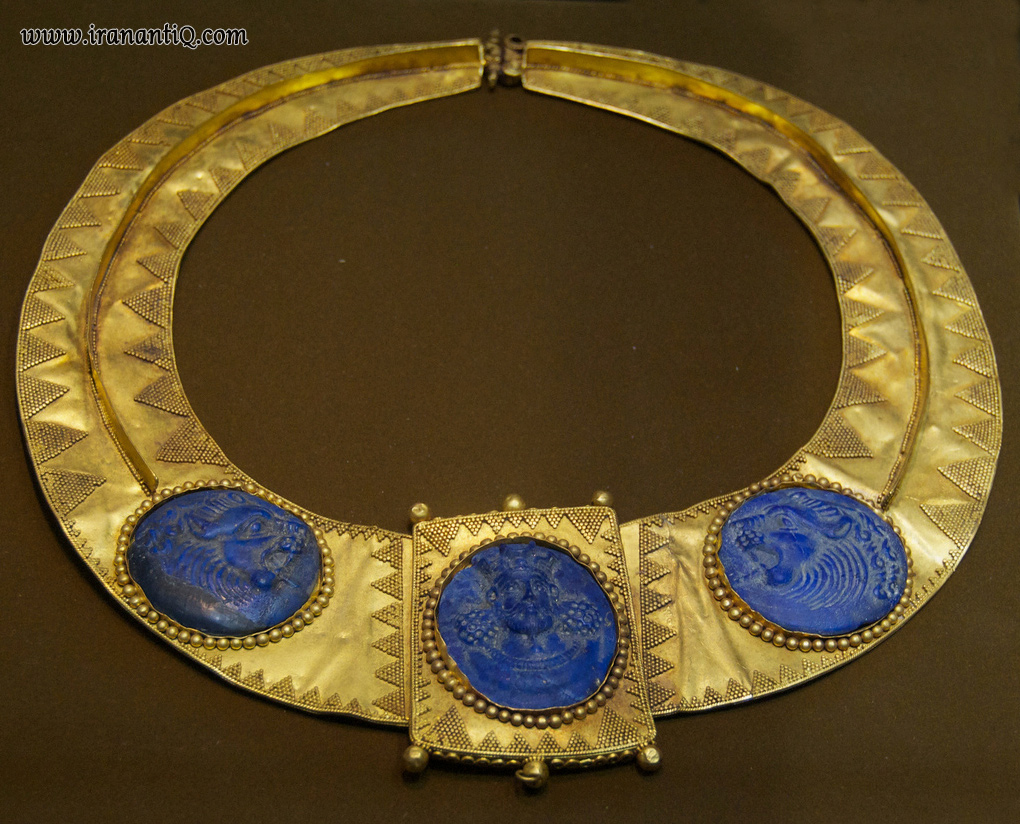 گردنبند طلا مرصع به لاجورد - دوره ساسانی - قرن پنجم تا ششم میلادی - موزه رضا عباسی، تهران