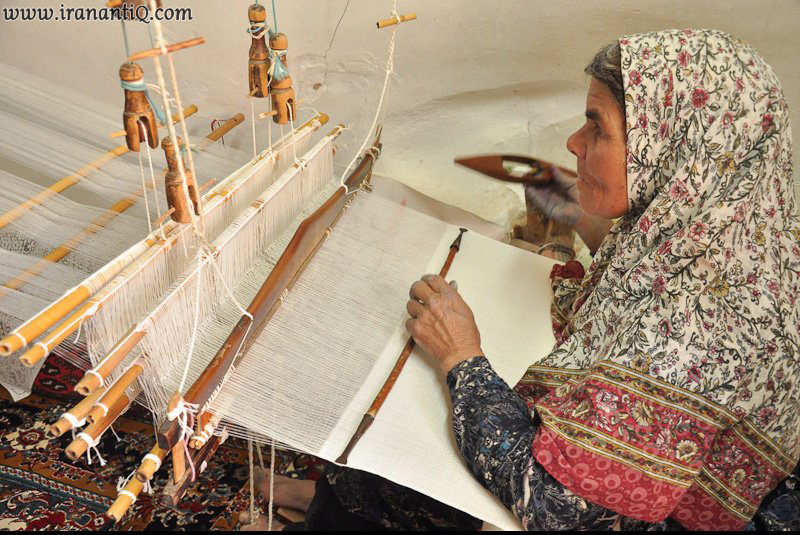 پیرزن هنرمند در حال کار بر روی دستگاه شعر بافی - Silk Sher Weaving