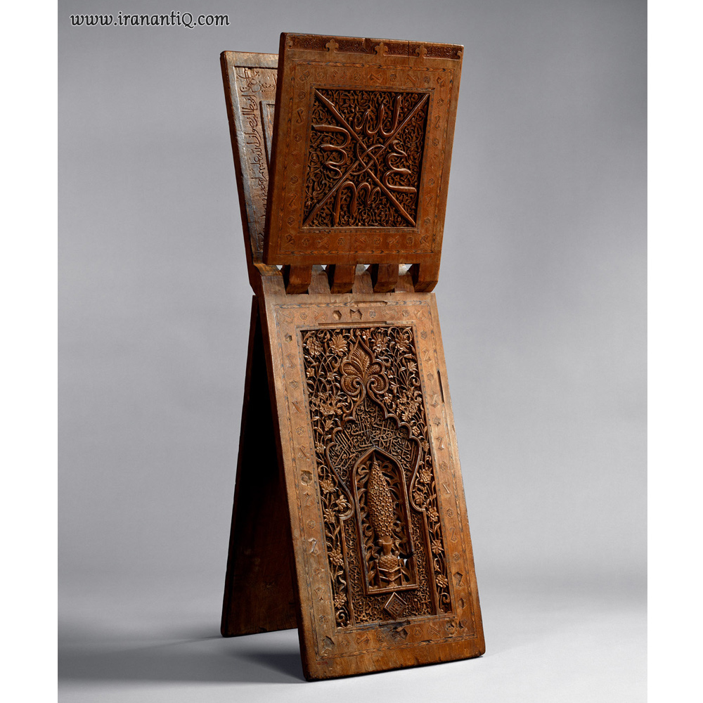 رحل قرآن ، از جنس چوب ، حکاکی و نقاشی شده ، مربوط به 761 ه.ق (1360 میلادی) ، محل نگهداری : موزه متروپولیتن