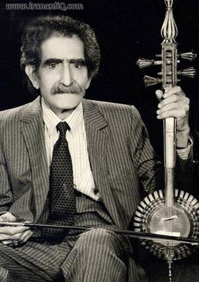علی اصغر بهاری ، نوازنده کمانچه ، همانطور که در تصویر مشاهده می کنید کمانچه پهلوی ایشان قرار  گرفته است.