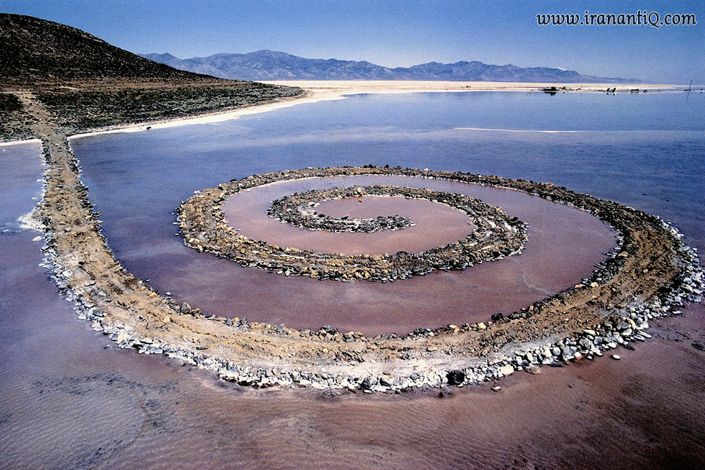 اسکله حلزونی ، اثر رابرت اسمیتسون ، 1970 میلادی ، ساخته شده از سنگ،بلور نمک،خاک،جلبک در آب ، یوتا ، لند آرت (هنر زمینی)