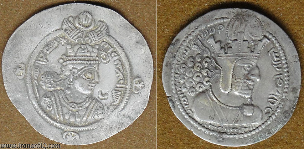 سکه سمت راست (تصویر شاپور اول ) و سکه سمت چپ (تصویر انوشیروان)