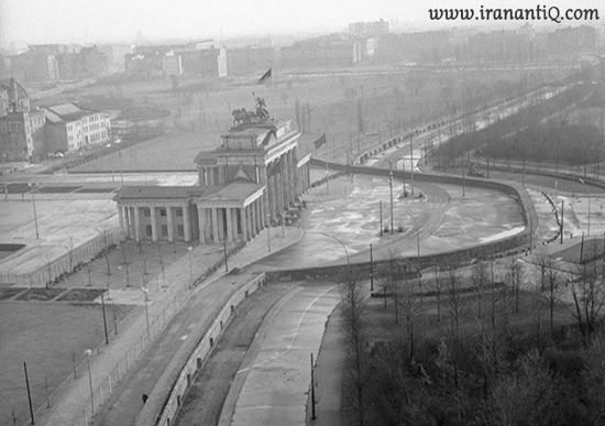 دیوار برلین مقابل دروازه برندبورگ برلین (تصویر راست)