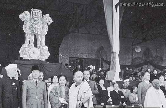 نماد دولتی جدید هند (سر ستون آشوکا) در اولین روز جمهوری در سال 1950 میلادی در ورزشگاه ایروین