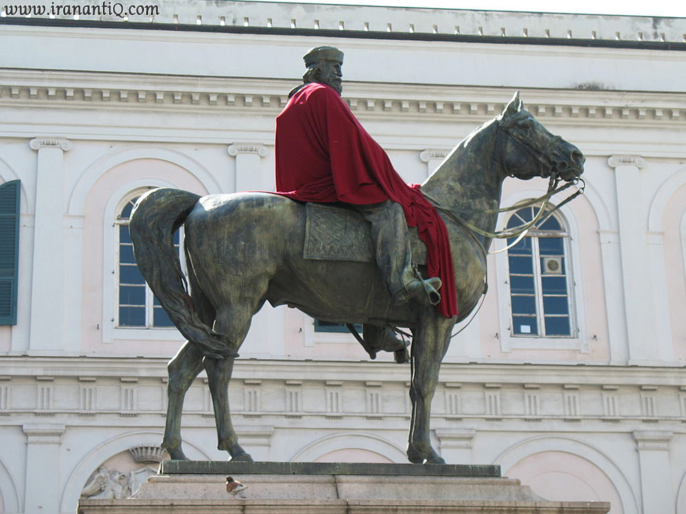 مجسمه جوزپه گاریبلدی سوار بر اسب در میدان د فراری جنوا