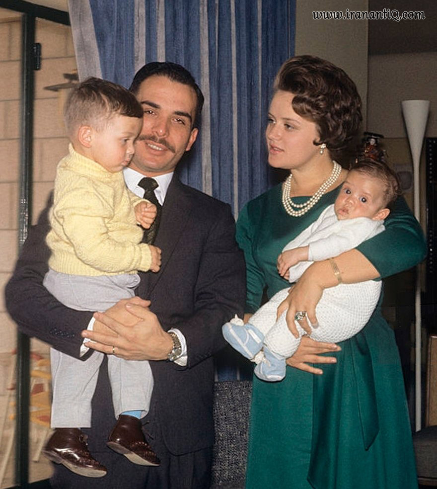 ملک حسین به همراه آنتونیت آوریل گاردینر ملقب به ملکه مونا‌ الحسین و فرزندانش در شال 1964 میلادی