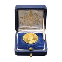 مدال طلا یادبود گارد شهبانو (با جعبه فابریک) - نوروز 1352 - MS62 - محمد رضا شاه