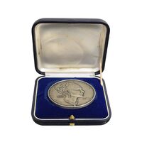 مدال یادبود فرح پهلوی FAO (با جعبه فابریک) - محمدرضا شاه