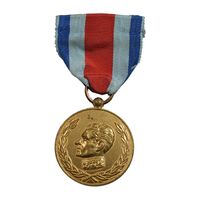 مدال آویزی 2500 سال شاهنشاهی ایران - با روبان فابریک - AU - محمد رضا شاه