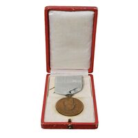 مدال یادگار تاجگذاری 1305 (با جعبه و روبان فابریک) - UNC - رضا شاه