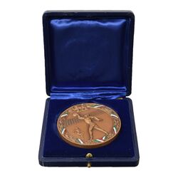 مدال یادبود هشتمین دوره مسابقات قهرمانی والیبال نظامی جهان (با جعبه فابریک) - UNC - محمد رضا شاه