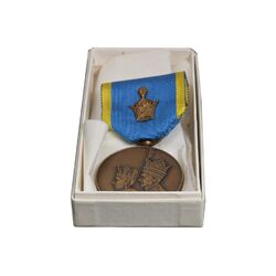 مدال برنز آویزی تاجگذاری 1346 (روز) با جعبه فابریک - UNC - محمد رضا شاه