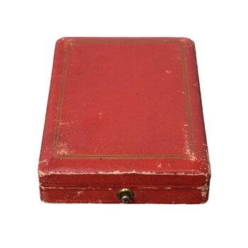 مدال یادگار تاجگذاری 1305 (با جعبه و روبان فابریک) - UNC - رضا شاه
