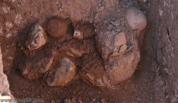 کشف 100 گور دخمه ای در محوطه باستانی وستمین ساری 