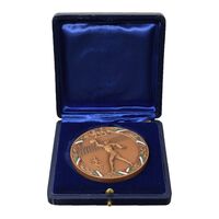 مدال یادبود هشتمین دوره مسابقات قهرمانی والیبال نظامی جهان (با جعبه فابریک) - UNC - محمد رضا شاه