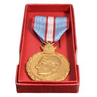 مدال یادبود 28 مرداد 1332 (با روبان و جعبه فابریک) - UNC - محمدرضا شاه