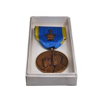 مدال برنز آویزی تاجگذاری 1346 (روز) با جعبه فابریک - UNC - محمد رضا شاه