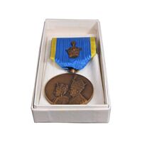 مدال برنز آویزی تاجگذاری 1346 (روز) با جعبه فابریک - UNC - محمد رضا شاه