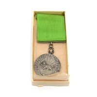 مدال نقره بپاداش خدمت (با جعبه و روبان فابریک) - UNC - رضا شاه
