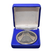 مدال اولین دوره مسابقات شمشیر بازی آسیا تهران 1352 (با جعبه فابریک) - UNC - محمد رضا شاه