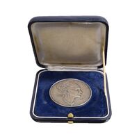 مدال یادبود فرح پهلوی FAO (با جعبه فابریک) - محمدرضا شاه