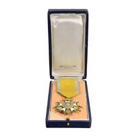 نشان تاج درجه پنج 1332 - با جعبه و روبان فابریک - AU58 - احمد شاه