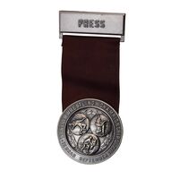 مدال آویز یادبود مسابقات جهانی کشتی تهران 1352 - AU58 - محمد رضا شاه