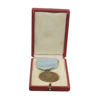 مدال یادگار تاجگذاری 1305 - با جعبه و روبان فابریک - UNC - رضا شاه