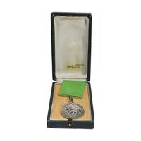 مدال نقره بپاداش خدمت - با جعبه و روبان فابریک - UNC - رضا شاه