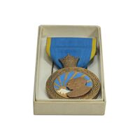 مدال برنز آویزی پنجاهمین سال پادشاهی پهلوی 2535 - با روبان و جعبه فابریک - UNC - محمد رضا شاه