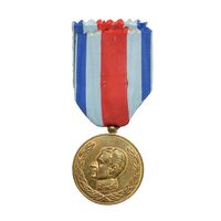 مدال آویزی 2500 سال شاهنشاهی ایران - با روبان فابریک - AU50 - محمد رضا شاه