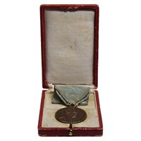 مدال یادگار تاجگذاری 1305 - با جعبه و روبان فابریک - EF - رضا شاه