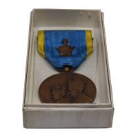 مدال برنز آویزی تاجگذاری 1346 (روز) با جعبه فابریک - UNC - محمد رضا شاه