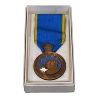 مدال برنز آویزی پنجاهمین سال پادشاهی پهلوی 2535 (با روبان و جعبه) - AU - محمد رضا شاه