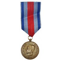 مدال آویزی 2500 سال شاهنشاهی ایران (با روبان فابریک) - VF35 - محمد رضا شاه