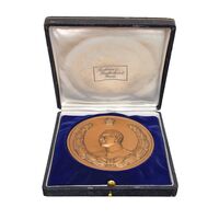 مدال دو و راهپیمایی یادبود رضا شاه (بزرگ) با جعبه فابریک - AU - محمد رضا شاه