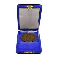 مدال یادبود مسابقات بین المللی فوتبال جوانان جام ولایتعهد ایران (با حعبه) متفاوت - EF - محمد رضا شاه