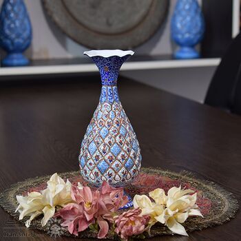 گلدان میناکاری طرح اسلیمی و ختایی - 20 سانتی در چیدمان