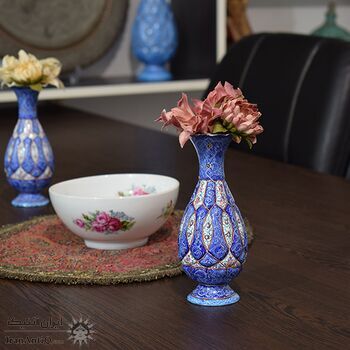 گلدان میناکاری طرح اسلیمی و ختایی - 15 سانتی در چیدمان