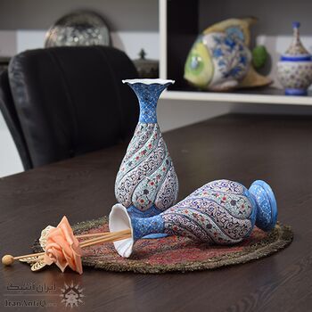 گلدان میناکاری طرح اسلیمی و ختایی - 20 سانتی در چیدمان