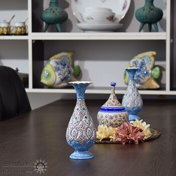 گلدان میناکاری طرح اسلیمی و ختایی - 20 سانتی در چیدمان