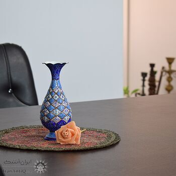 گلدان میناکاری طرح اسلیمی و ختایی - 20 سانتی در چیدمان