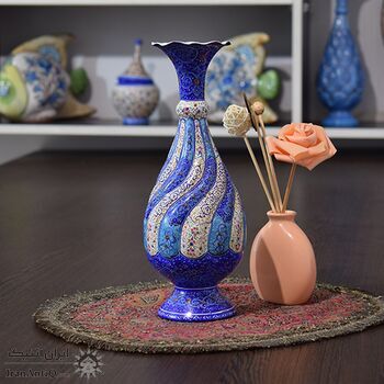 گلدان میناکاری طرح اسلیمی و ختایی - 25 سانتی در چیدمان