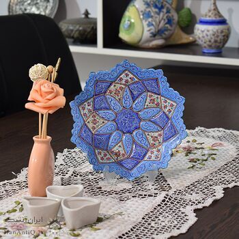 بشقاب میناکاری طرح اسلیمی و ختایی - 20 سانتی در چیدمان