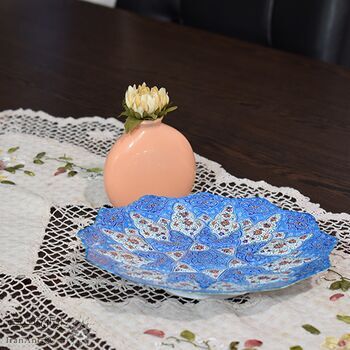 بشقاب میناکاری طرح اسلیمی و ختایی - 20 سانتی در چیدمان